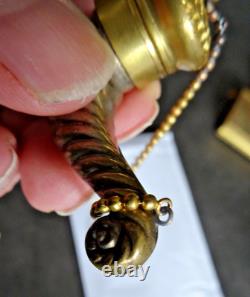 Ancien Flacon A Odeurs Metal Estampe XIX Dote D'une Vinaigrette XIX