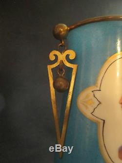 Ancien vase Napoléon 3 en porcelaine peinte et bronze portrait femme XIX ème