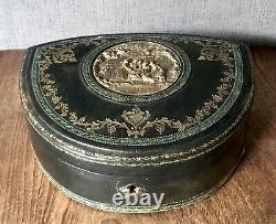Ancienne grande boite à bijoux en cuir avec un médaillon central. XIX siècle