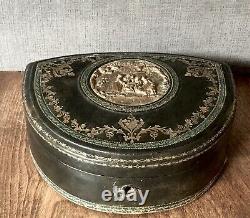 Ancienne grande boite à bijoux en cuir avec un médaillon central. XIX siècle