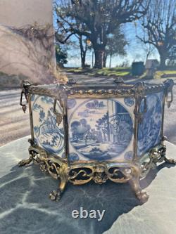 Ancienne jardinière XIXe en bronze doré ornée de carreaux de Delft du XVII°