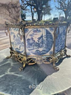 Ancienne jardinière XIXe en bronze doré ornée de carreaux de Delft du XVII°