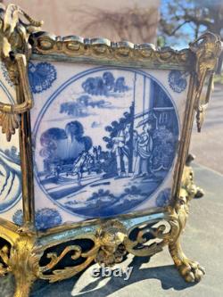 Ancienne jardinière XIXe en bronze doré ornée de carreaux de Delft du XVII°