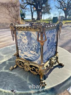 Ancienne jardinière XIXe en bronze doré ornée de carreaux de Delft du XVII°