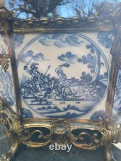 Ancienne jardinière XIXe en bronze doré ornée de carreaux de Delft du XVII°