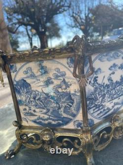 Ancienne jardinière XIXe en bronze doré ornée de carreaux de Delft du XVII°