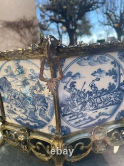 Ancienne jardinière XIXe en bronze doré ornée de carreaux de Delft du XVII°