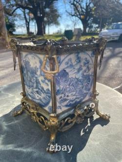 Ancienne jardinière XIXe en bronze doré ornée de carreaux de Delft du XVII°