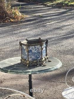 Ancienne jardinière XIXe en bronze doré ornée de carreaux de Delft du XVII°