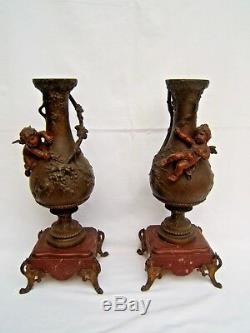 Ancienne paire de vases en régule par F&L MOREAU anges chérubins raisins XIX
