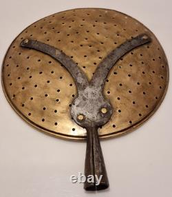 Art populaire Grande écumoire en cuivre et fer forgé D. 33 cm Fromage XIX