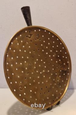 Art populaire Grande écumoire en cuivre et fer forgé D. 33 cm Fromage XIX