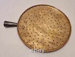 Art populaire Grande écumoire en cuivre et fer forgé D. 33 cm Fromage XIX