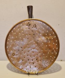 Art populaire Grande écumoire en cuivre et fer forgé D. 33 cm Fromage XIX