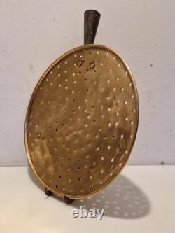 Art populaire Grande écumoire en cuivre et fer forgé D. 33 cm Fromage XIX