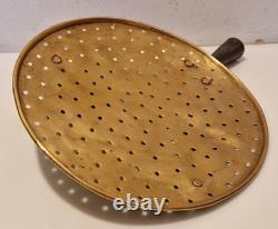 Art populaire Grande écumoire en cuivre et fer forgé D. 33 cm Fromage XIX