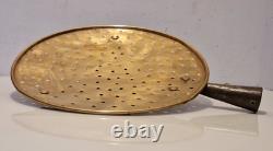 Art populaire Grande écumoire en cuivre et fer forgé D. 33 cm Fromage XIX