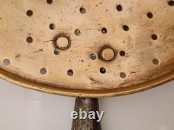 Art populaire Grande écumoire en cuivre et fer forgé D. 33 cm Fromage XIX