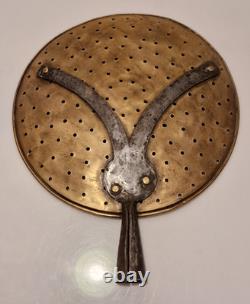 Art populaire Grande écumoire en cuivre et fer forgé D. 33 cm Fromage XIX