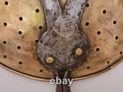 Art populaire Grande écumoire en cuivre et fer forgé D. 33 cm Fromage XIX
