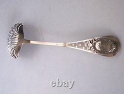 CUILLERE SAUPOUDREUSE ARGENT MINERVE XIX° 52 grs