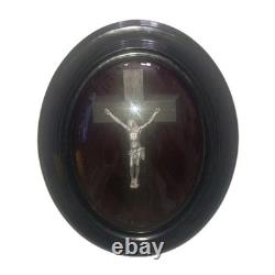 Cadre ovale Napoléon III XIXe verre bombé Christ en croix fond grenat