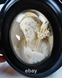 Cadre reliquaire XIXe Buste du Christ bénissant en écume de mer Napoléon III