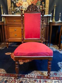 Chaise chauffeuse à haut dossier en acajou sculpté XIXe Napoléon III