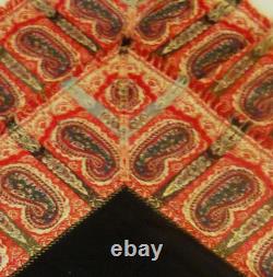 Châle en cachemire Napoléon III XIXe siècle noir rouge or textile ancien Châle en cachemire Napoléon III XIXe siècle noir rouge or textile ancien