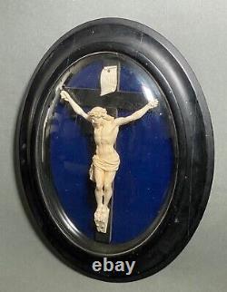 Christ en plâtre XIXe cadre noir bois noirci verre bombé Napoléon III H6548