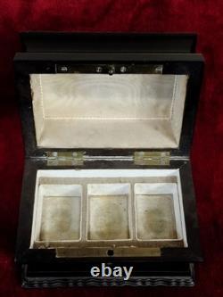 Coffret À Parfum. Style Napoléon Iii. Flacons En Bois Et En Verre. Europe. XIX