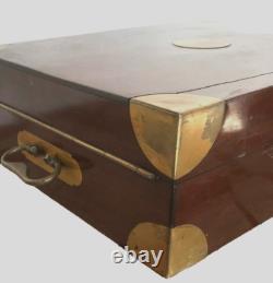 Coffret en acajou époque massif époque Napoléon III coin en laiton. XIX siècle
