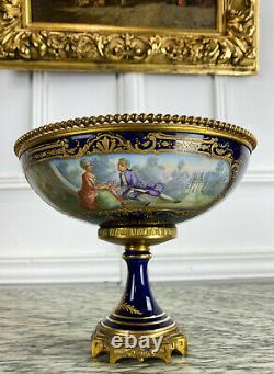 Coupe D'epoque Napoleon III En Porcelaine De Sèvres Montée Sur Bronze Dore XIX