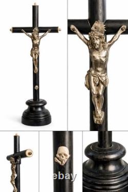 Crucifix Napoléon III XIXe sur pied. Bois noirci, métal argenté, os. Crâne d'Adam