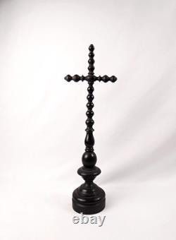 Crucifix sur pied en bois tourné laqué noir époque Napoléon III du XIXe siècle