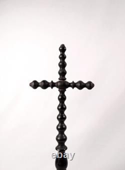 Crucifix sur pied en bois tourné laqué noir époque Napoléon III du XIXe siècle