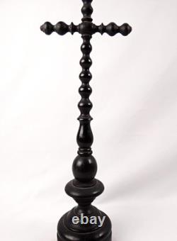 Crucifix sur pied en bois tourné laqué noir époque Napoléon III du XIXe siècle