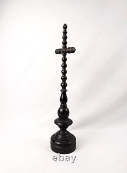 Crucifix sur pied en bois tourné laqué noir époque Napoléon III du XIXe siècle