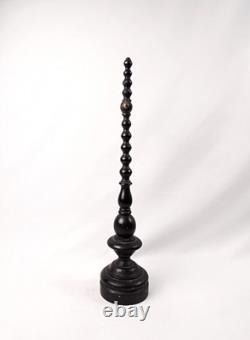 Crucifix sur pied en bois tourné laqué noir époque Napoléon III du XIXe siècle