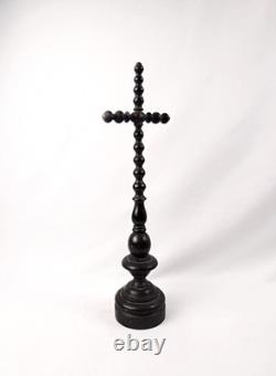 Crucifix sur pied en bois tourné laqué noir époque Napoléon III du XIXe siècle