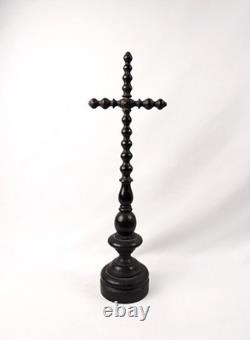 Crucifix sur pied en bois tourné laqué noir époque Napoléon III du XIXe siècle