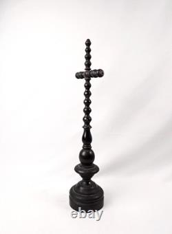 Crucifix sur pied en bois tourné laqué noir époque Napoléon III du XIXe siècle