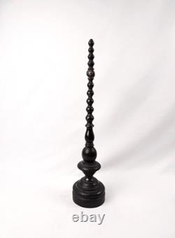 Crucifix sur pied en bois tourné laqué noir époque Napoléon III du XIXe siècle
