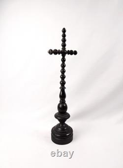 Crucifix sur pied en bois tourné laqué noir époque Napoléon III du XIXe siècle