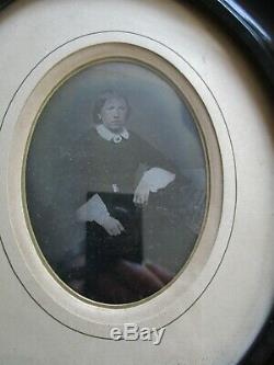 Daguerréotype XIXe photo ancienne femme en pose cadre ovale noir Napoléon III