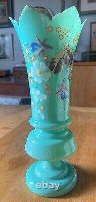 Délicat vase XIXe Napoléon III en opaline de cristal décor floral émaillé