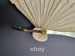 Eventail ancien Napoléon III XIXe Décor scènes galantes Monture Nacre