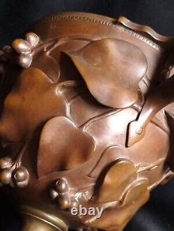 F. Barbedienne / Coupe en bronze patiné à décor en relief de lierre / XIXe