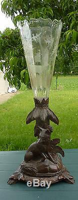 Forêt noire Vase pied en bois sculpté, tulipe en cristal gravé. XIXe s