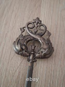 Grand Pique à Viande Service XIXe Métal Argenté Dragons Chimères Néorenaissanc